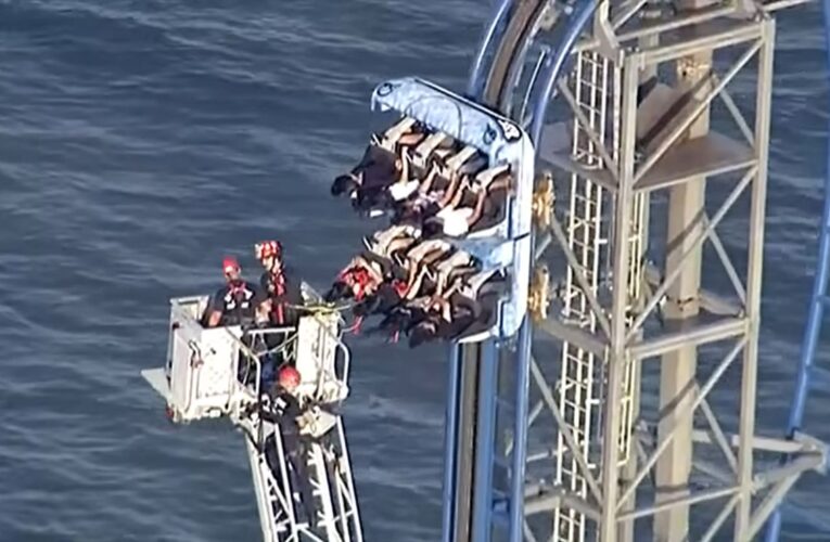 Estudiantes quedan atrapados en lo alto de montaña rusa; así los rescataron